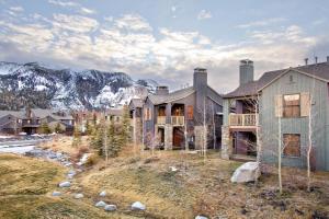 Lodges 1140- Spacious Townhome on Golf Course