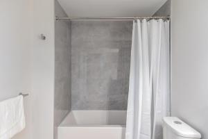 Alpine Elegance Modern 2BR Suite