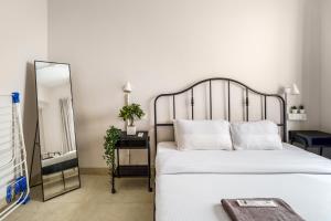 Quirky 1BHK in Bandra W by Squareone Stays