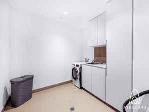 Luxe 3BR CBD Skyline Views w Parking