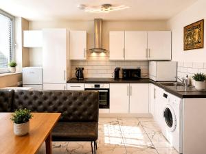 SidemerseyLivings - Rare & Accessible City View 2Bed Flat With Parking Walk 2 Docks