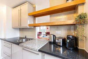 Riverfront 2 bed-2bath apartment in Canary Wharf