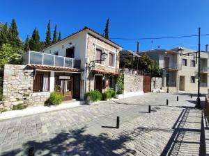 Naupactus unique harbor apartment in a stone house!