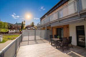 ENJOYHARRACHOV Atraktivní klidné studio 3 v centru Harrachova s parkováním, velkou terasou, Wifi-WLAN, SAT zdarma, možností dobíjení auta, výhledem do zahrady a na romantický kostelík jen 150m od lanovky