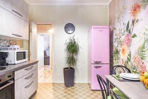 Three Room Apartment with Garden View Metro M2 Free Parking