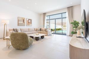 Well-Appointed 4BR Villa with Assistant Room and Private Pool, Featuring Sweeping Views of the Mountains and Sea, Minutes from Fujairah Pristine Beach, Al Dana Island, Fujairah by Deluxe Holiday Homes