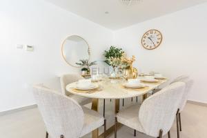 Well-Appointed 4BR Villa with Assistant Room and Private Pool, Featuring Sweeping Views of the Mountains and Sea, Minutes from Fujairah Pristine Beach, Al Dana Island, Fujairah by Deluxe Holiday Homes