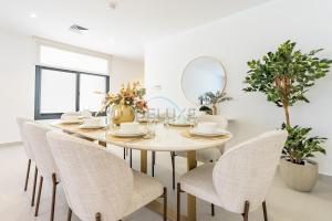Well-Appointed 4BR Villa with Assistant Room and Private Pool, Featuring Sweeping Views of the Mountains and Sea, Minutes from Fujairah Pristine Beach, Al Dana Island, Fujairah by Deluxe Holiday Homes