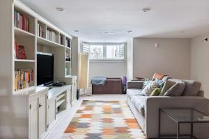 Explore Sights of Washington from Spacious Crib
