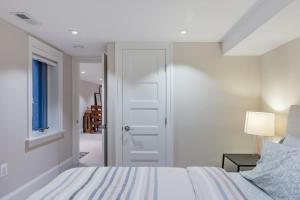 Explore Sights of Washington from Spacious Crib