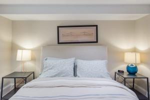 Explore Sights of Washington from Spacious Crib