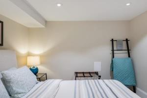 Explore Sights of Washington from Spacious Crib