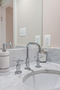 Explore Sights of Washington from Spacious Crib