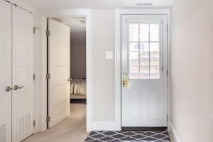 Explore Sights of Washington from Spacious Crib