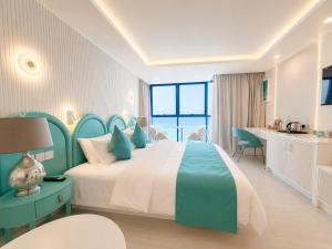 Rise & Shine Hotel