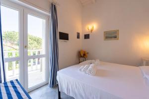 Two-bedroom apartment overlooking the sea