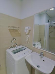 The Pent Suites - Elegant Ivory at Top Suites
