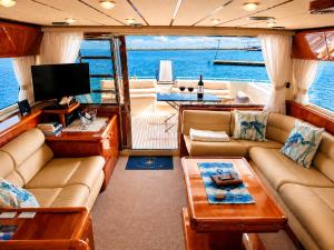 Captain Cangrejo Yacht