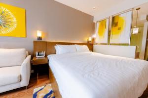 Luxury King Suite, Pool and Stunning Skyline Views