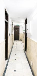 Hotel Maharaja Continental - 5 Mints walk From New Delhi Railways Station