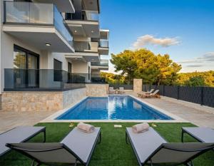 Apartment Koc, Okrug Gornji - with a pool