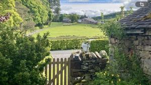 Blacksmiths Cottage a traditional cottage with garden and wood burning stove in Pooley Bridge, Ullwater