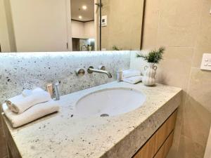 Fresh and Modern 1BR Retreat