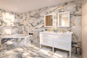 Villa Prestige - Maison d Hôtes avec Piscine, Billard et Parking Privé - Centre 5 min - Proche A7-A9
