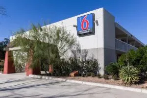 Motel 6-Uvalde, TX - كونكان