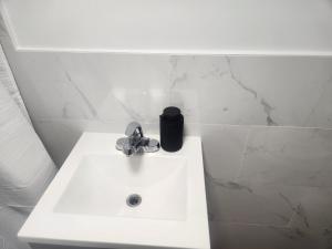 Travelers Dream 1BR - Airport, Shopping &NYC Access