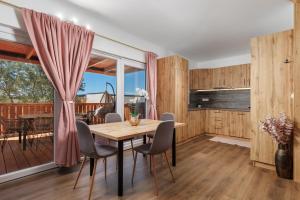 Rose Diamond Villa - cosy, large, family mobile home, free wifi and parking