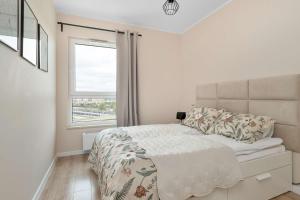 Modern Apartment with Parking and Balcony by Noclegi Renters