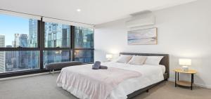 Level 37 Luxe 3BR CBD Apartment with Pool, Gym & Spa