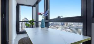 Level 37 Luxe 3BR CBD Apartment with Pool, Gym & Spa
