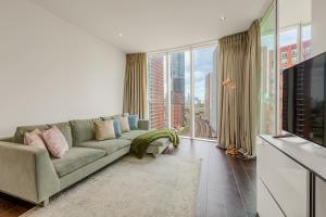 Full of Light & Spacious 2BR residence, 9 Elms