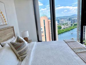 Luxury Riverside retreat,Heated infinity pool,free parking
