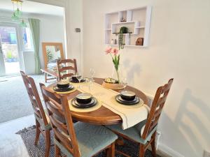 Bright and spacious 3 Bedroom house with parking, close to Peterborough City Centre
