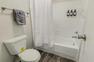 Green & Private 2BR - King Bed, Pool, Gym Near UAB & Hospitals