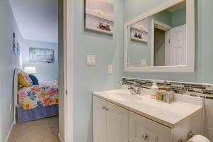 Indoor Outdoor Pools, Balcony and Fenced Yard, Walk to Beach