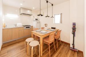 1-minute walk to Keikyu Zasshiki StationQuiet residential neighborhoodRight next to a large shopping arcade14-minute direct access to Haneda Airport