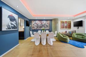 Design-Led Kensington Apt with Terrace & Concierge