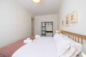 2BR for 4 Central Malaga Quiet Area by Stay Homy