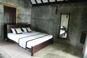 Aji fruit farm cottage peaceful lakeside farm stay with sunrise views 02