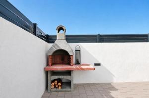 Apartments ROSINI, 300m from the beach with shared tavern and bikes, Nin