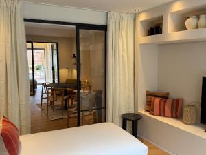 Luxury Boutique Apartment for 5 with Private Garden, Perfectly Located between Gent Sint-Pieters Station and the City Centre