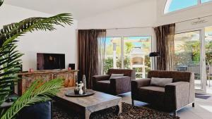 Villa 09, piscine chauffée 8 personnes à 2 pas de locéan