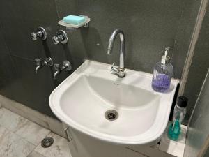South Kolkata Metro Stay 2BHK Near Hospitals