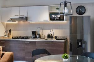Suite with private balcony and parking - City view