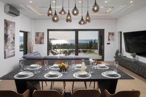 Villa Serenity, heated pool, jacuzzi, sea view