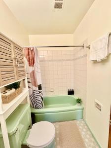 Kitsilano Beach Retreat Just 10 Min Walk to Sand